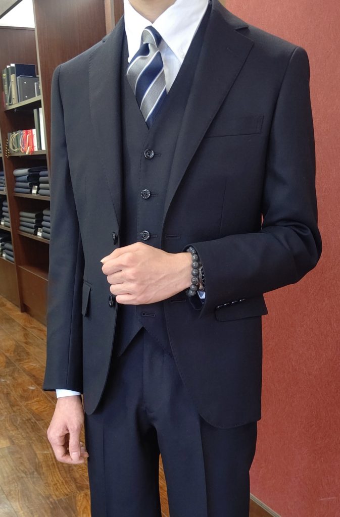 なにかと重宝する濃紺のスリーピーススーツ！ 福岡ファッションビル店 